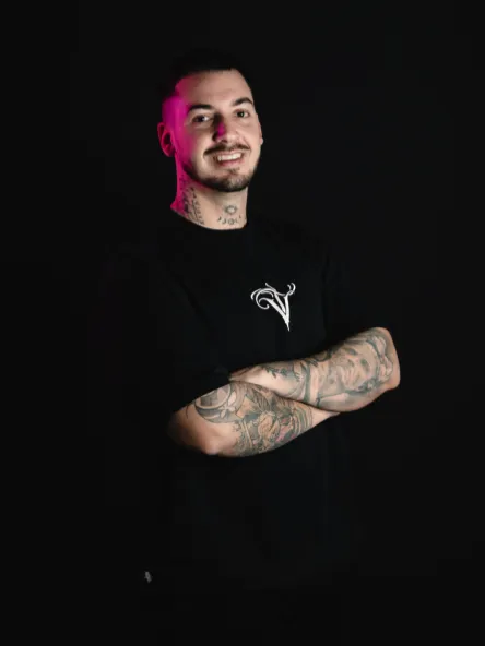 Retrato de Edgar, tatuador en Vertikal Tattoo Studio
